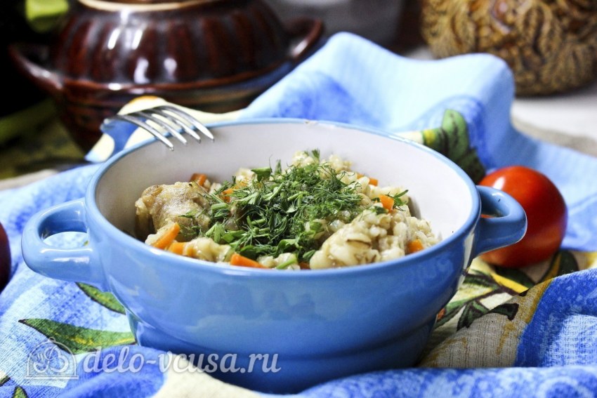Перловка с курицей в горшочках