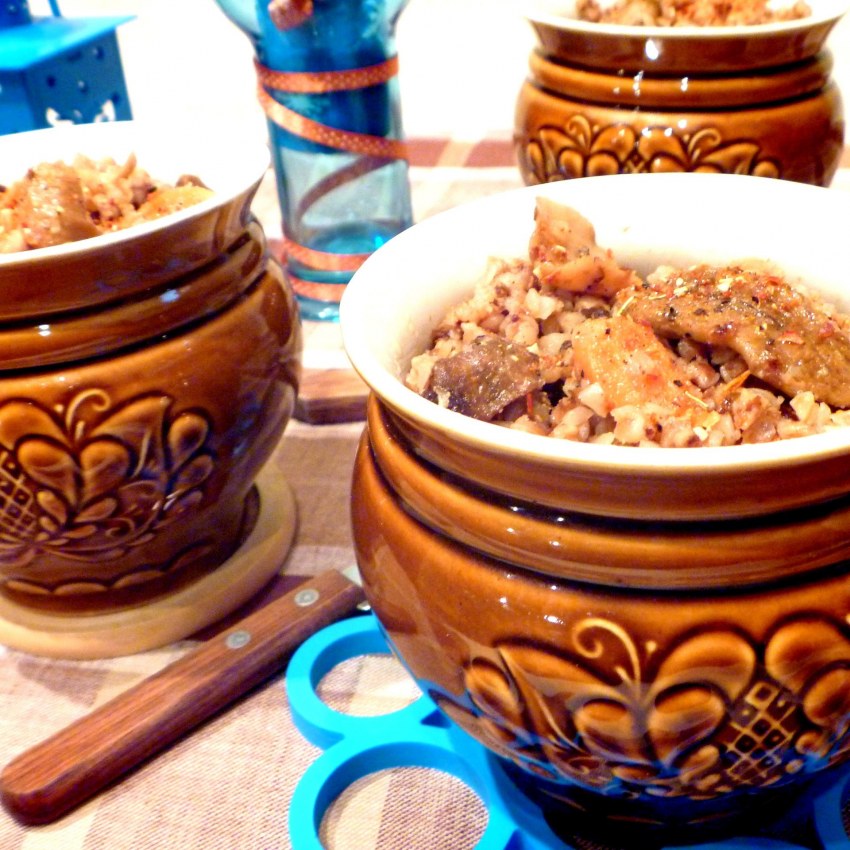 Горшочки с куриной грудкой грибами и картошкой