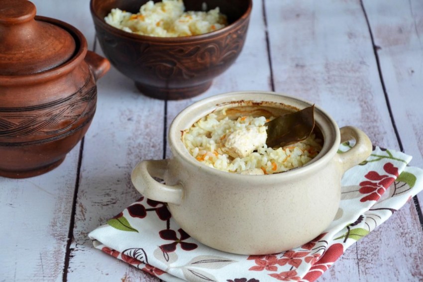 Кусок свинины перловка лук