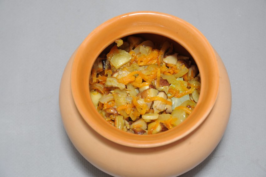 Блюда в горшочках в духовке с курицей и рисом