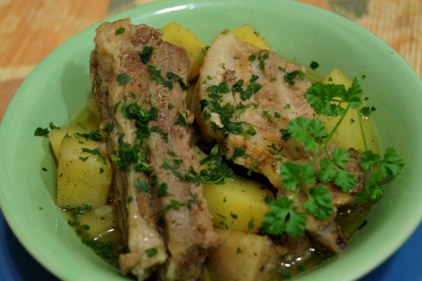 Тушёная картошка с копчёными рёбрышками