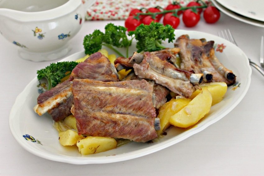 Свиные рёбрышки с картошкой тушеные
