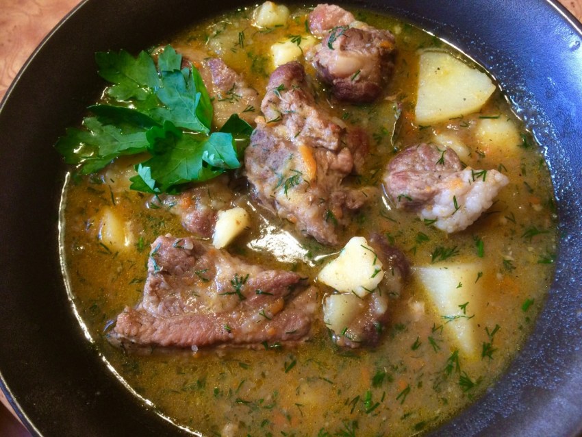 Вареная картошка с ребрышками