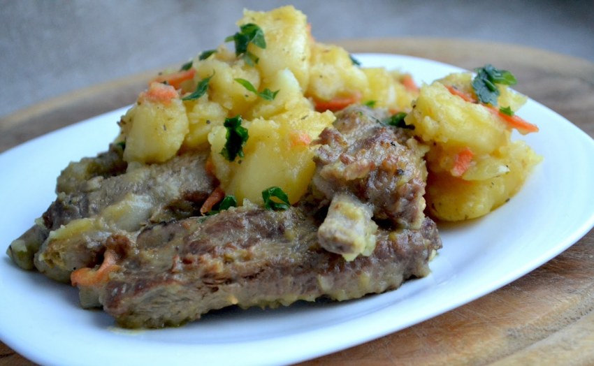Тушёные рёбрышки с картошкой в мультиварке