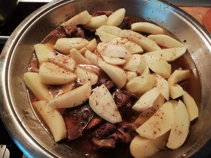 Тушеные ребрышки с капустой и картошкой