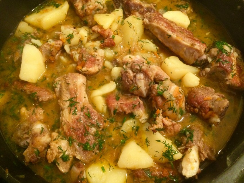 Тушеный картофель с ребрышками