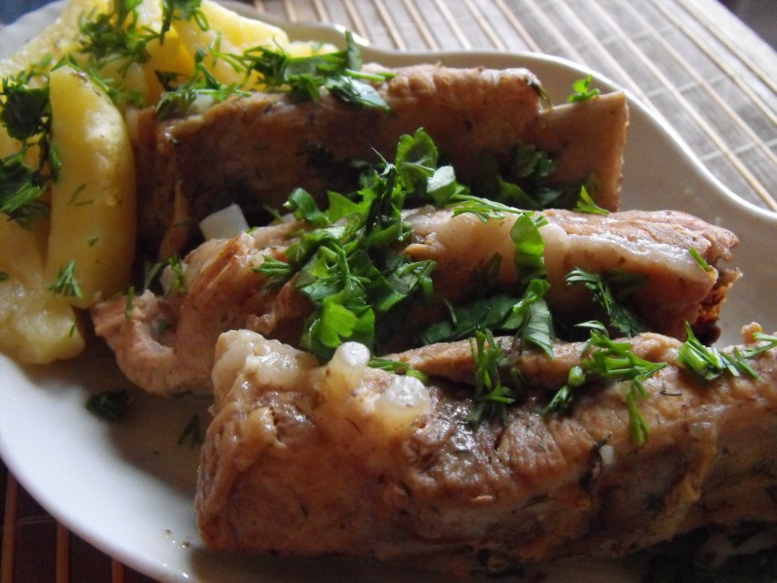 Картошка нарезанная ломтиками тушеная