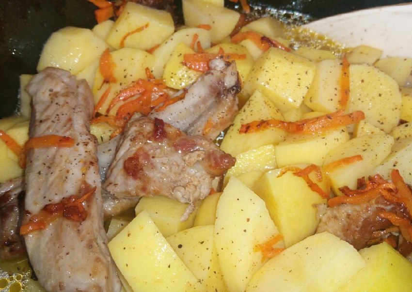 Ребра тушеные с картошкой