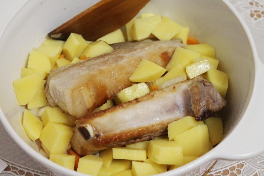 Жаркое с копчеными ребрышками