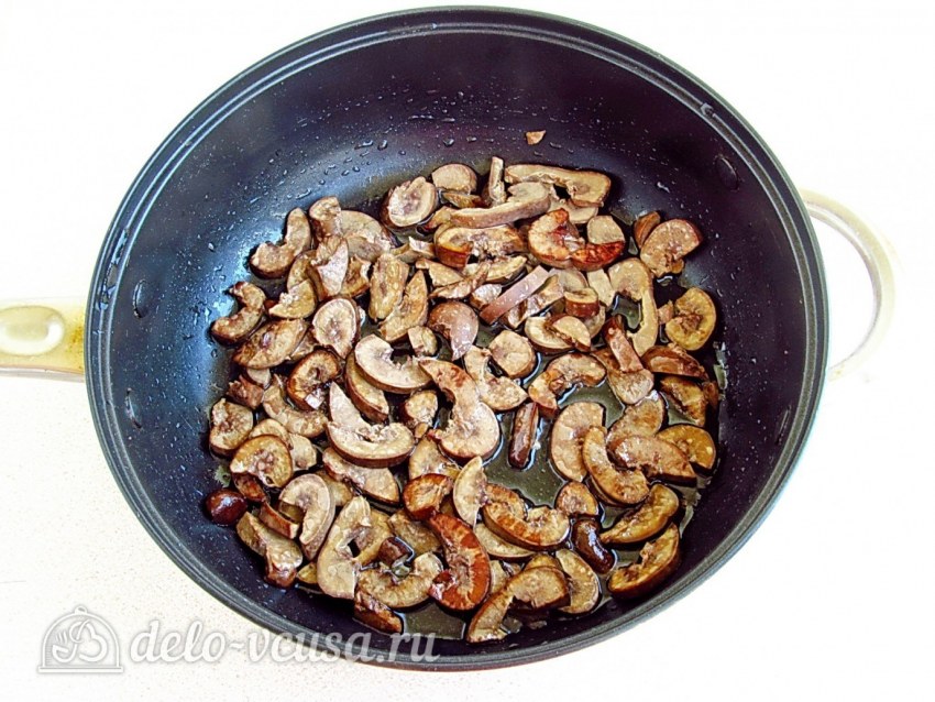 Печень куриная жареная с луком на сковороде
