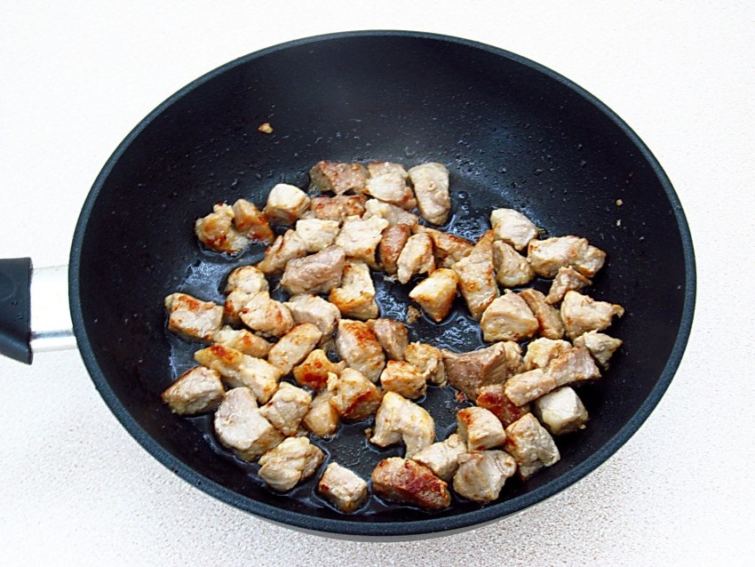 Гречка с грибами и луком и морковью на сковороде