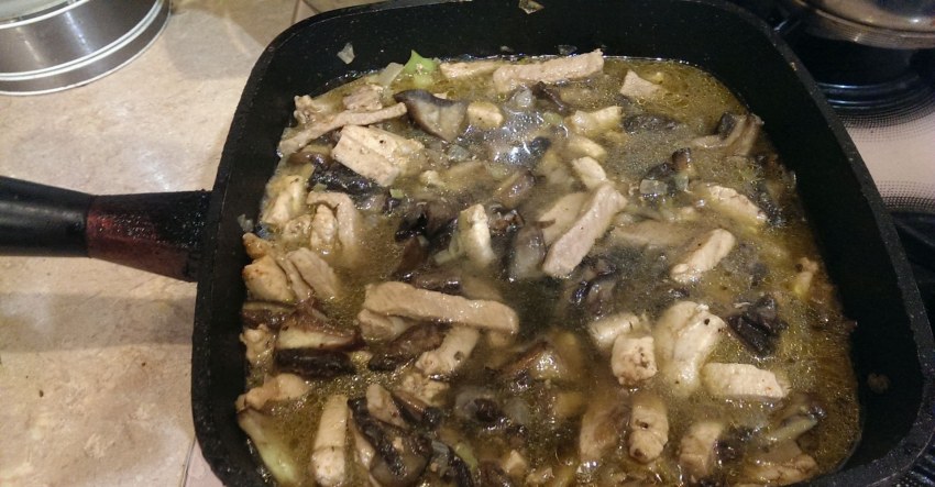 Жаркое из свинины на сковороде с луком