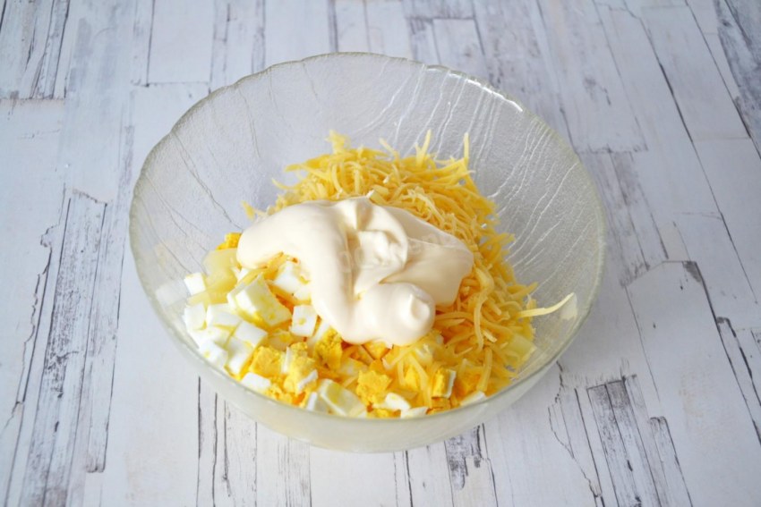Салат с ананасом и курицей и чипсами