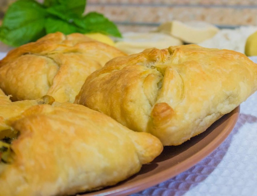 Слоеные пирожки с капустой