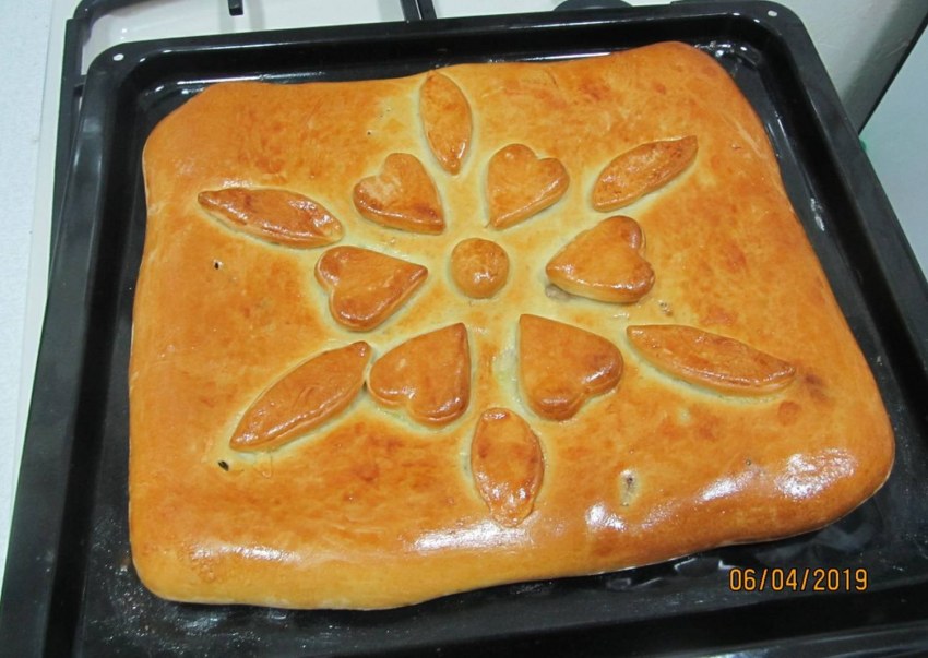 Открытые слоёные пирожки со сливой