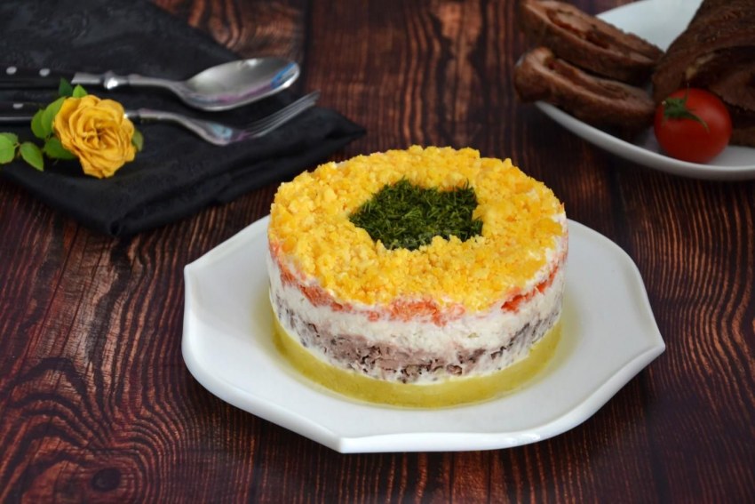 Салат с консервой скумбрия