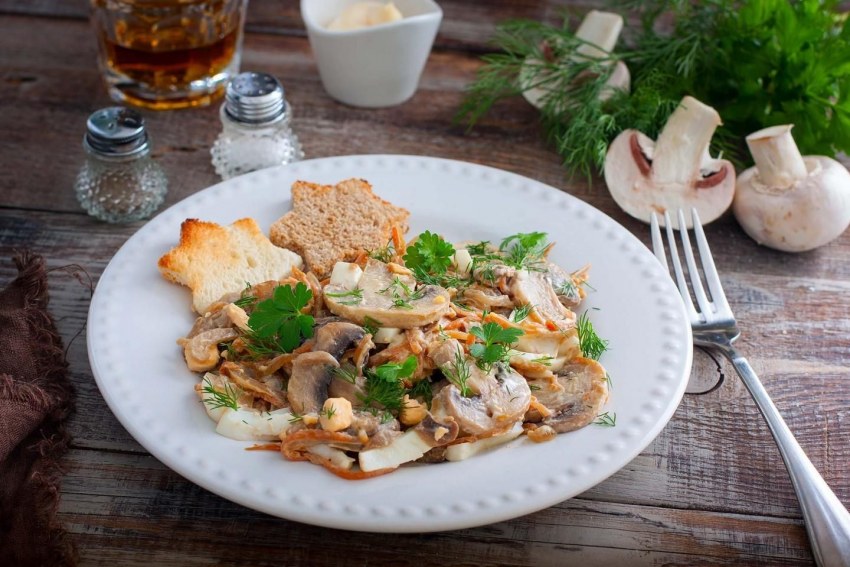 Салат с шампиньонами и курицей