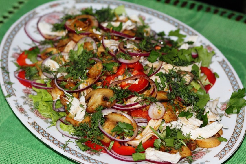 Салат с курицей и грибами