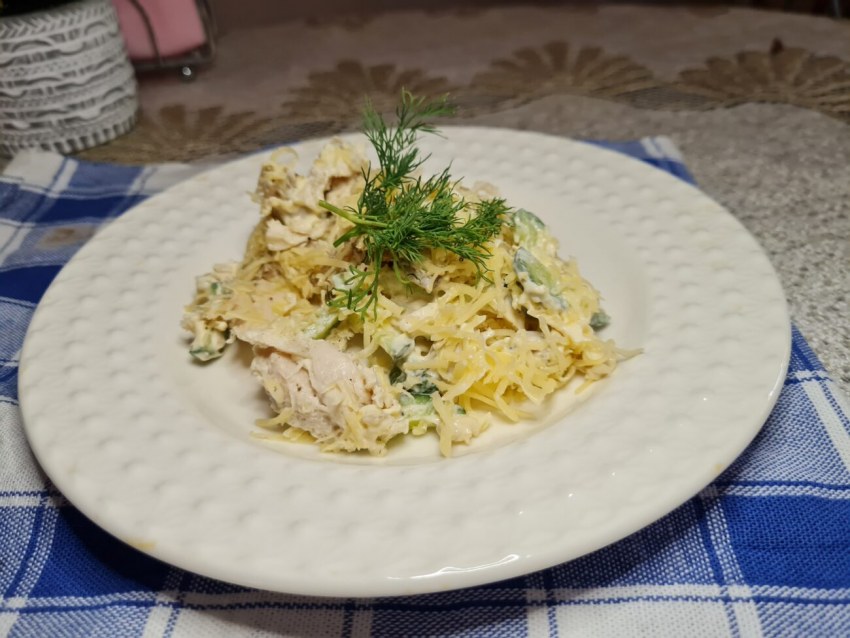 Салат с курицей и огурцами