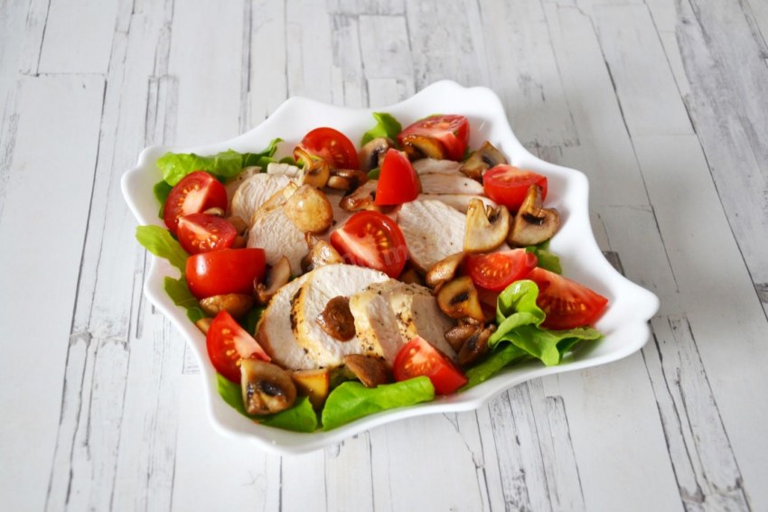 Салат с обжаренной куриной грудкой