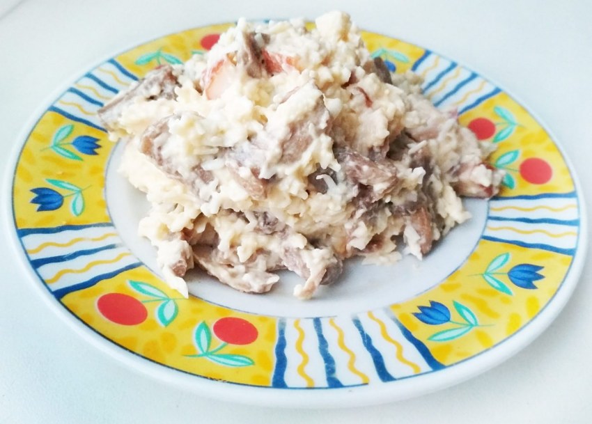 Салат с копчёной грудкой и грибами