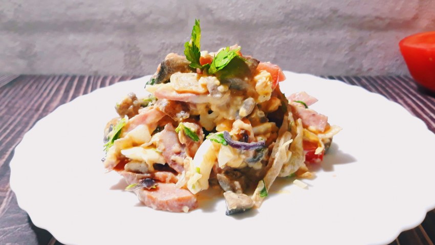 Салат с копченой колбасой и грибами