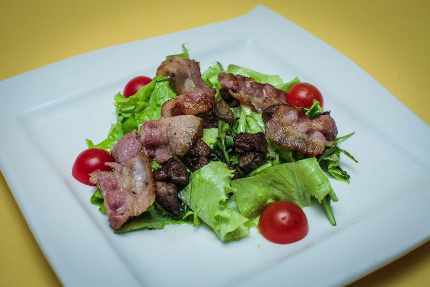 Теплый салат с беконом и рукколой