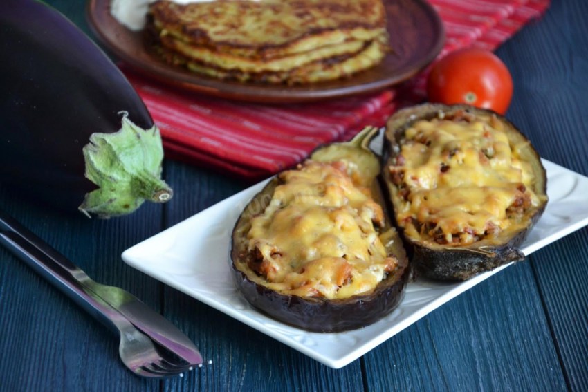 Фаршированные баклажаны в духовке с фаршем и сыром
