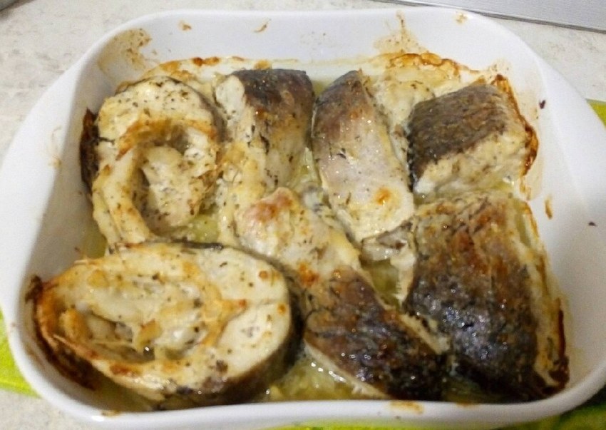 Сазан запеченный в духовке кусочками