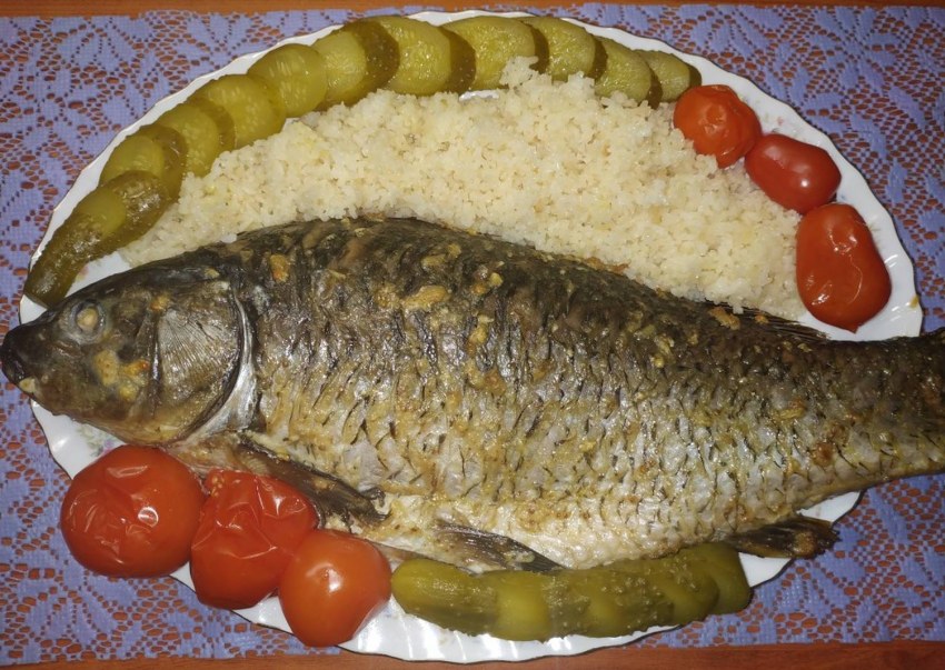 Запекаем кусочками карпа в духовке