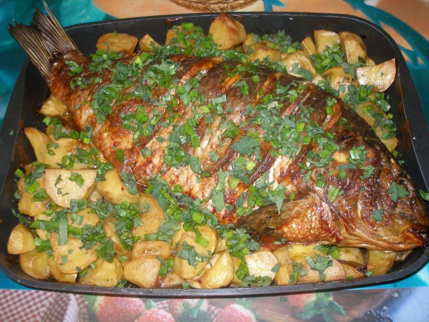 Карп в духовке с картошкой