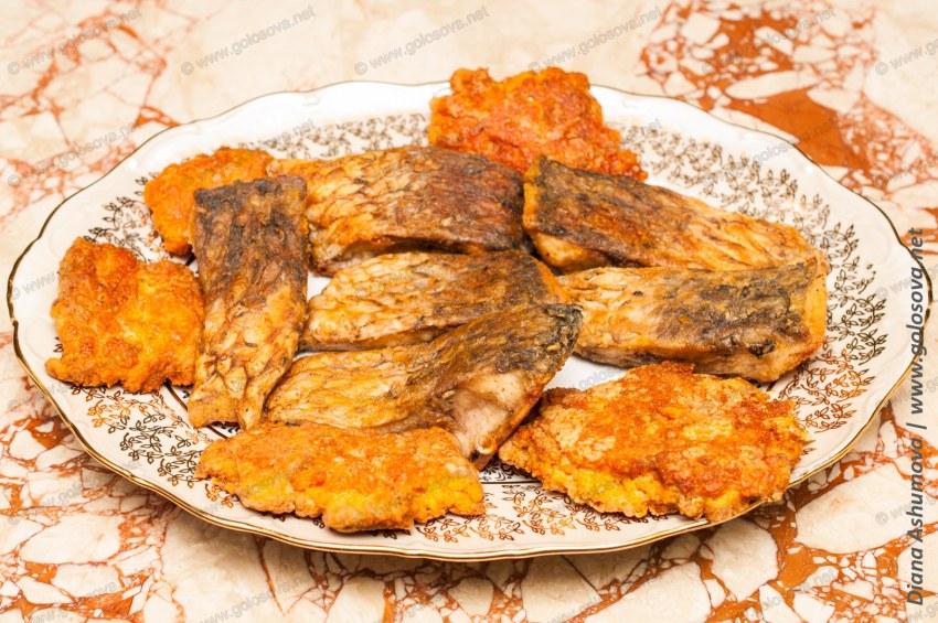 Карп в духовке с картошкой и овощами