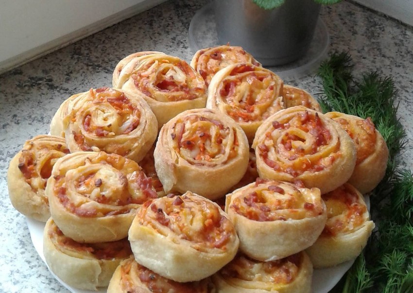 Выпечка розочки с колбасой и сыром