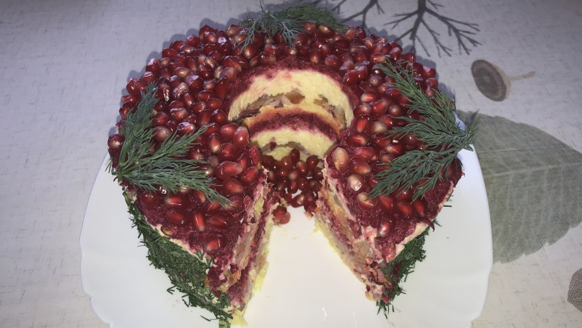 Салат с гранатом и курицей