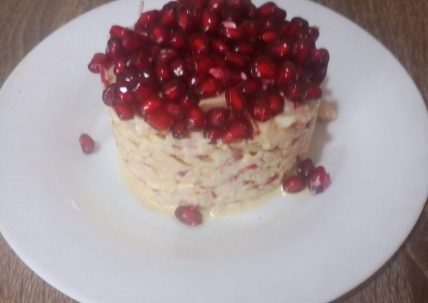 Салат с пекинской капустой и гранатом и курицей копченой