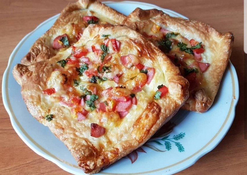 Мини пицца из слоёного теста в духовке
