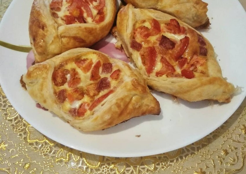 Мини пицца из слоеного теста