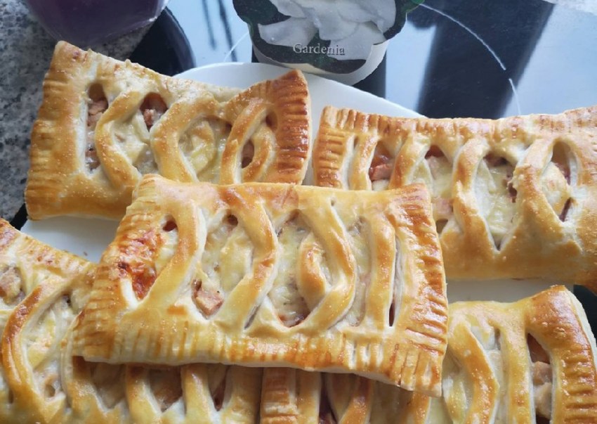 Мини пицца из слоеного теста