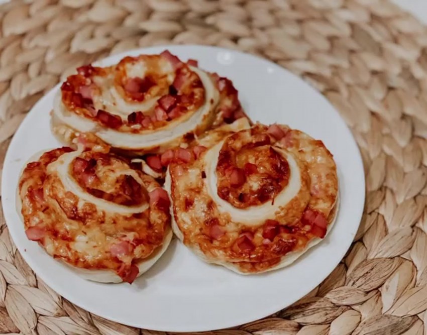 Мини пицца из слоеного теста