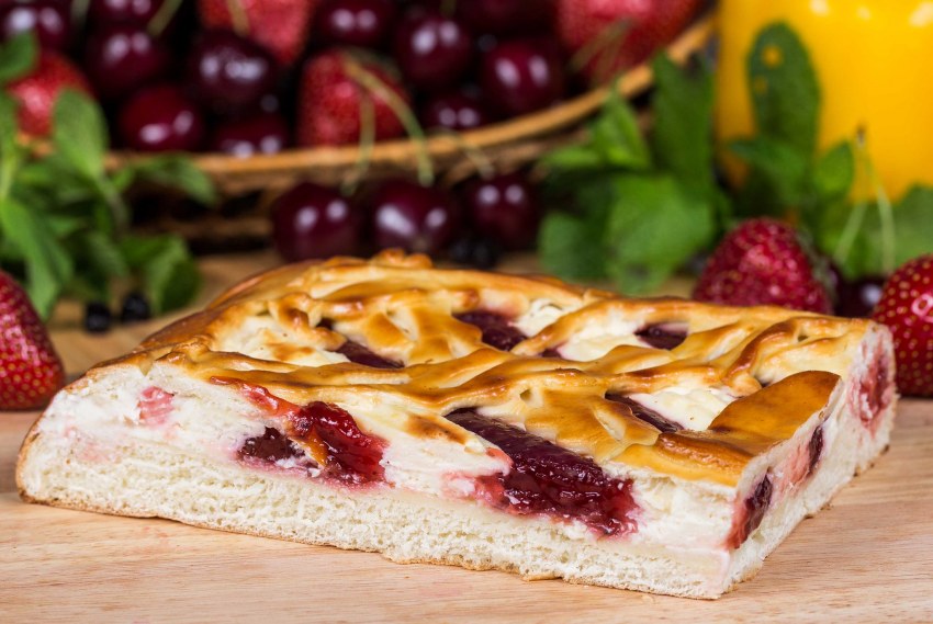 Пирог с творогом и клубникой