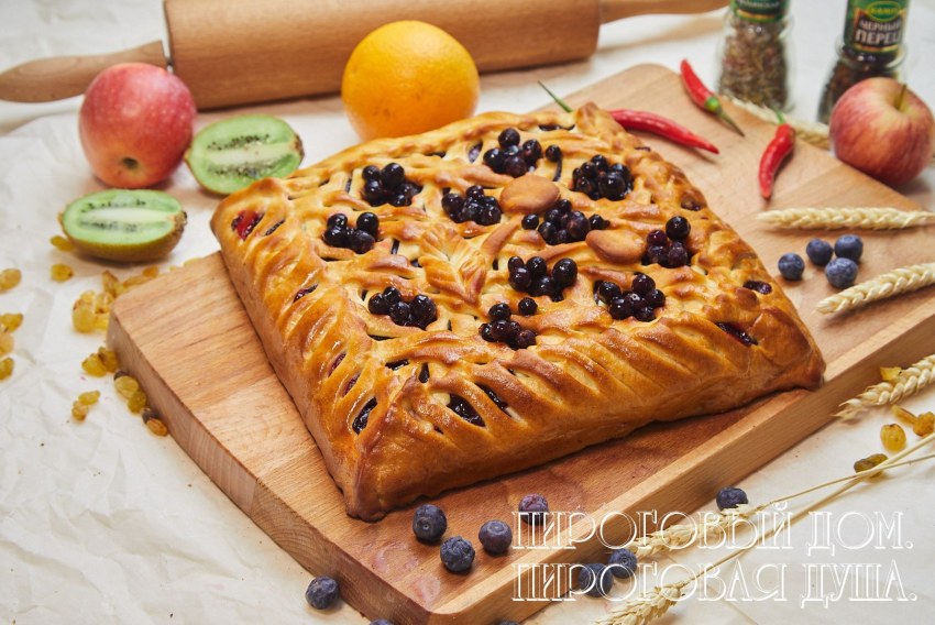 Дрожжевой пирог с клубникой