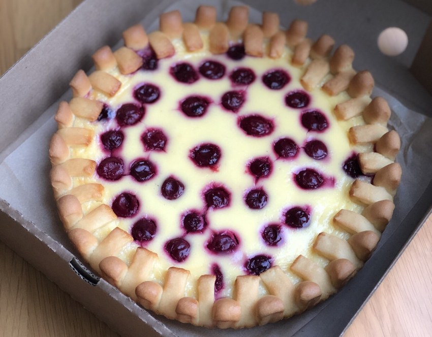 Дрожжевой пирог с яблоками и брусникой