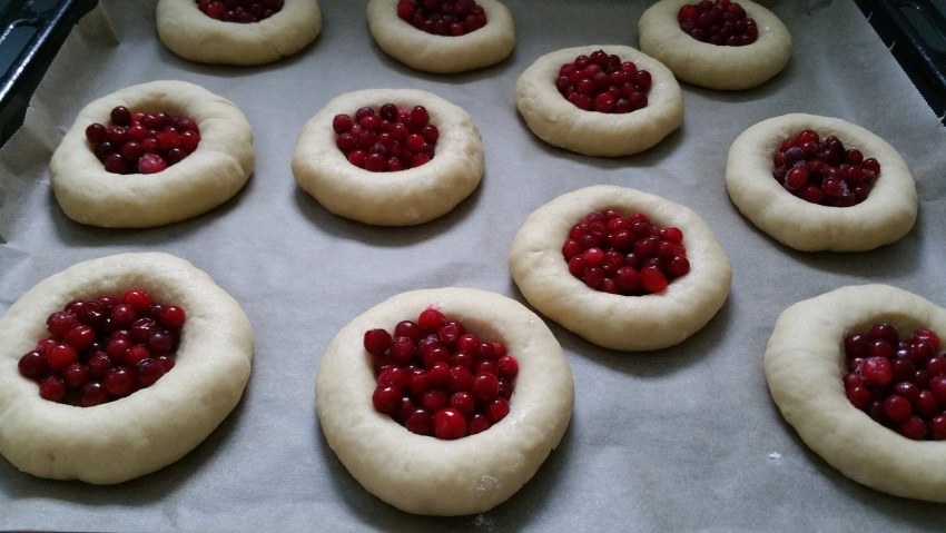 Булочки с брусникой