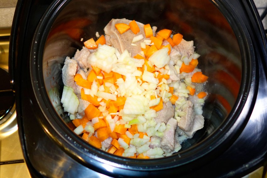 Сациви из курицы с грецкими орехами черносливом и курагой