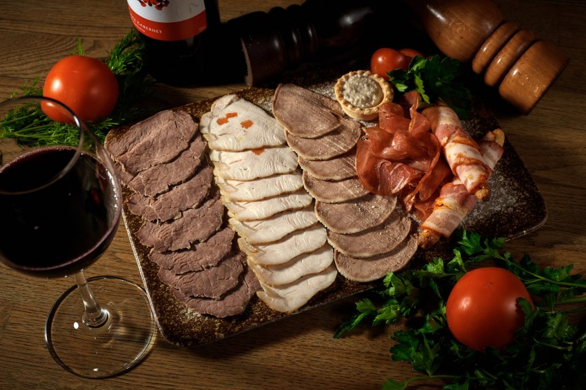 Ассорти мясное (говядина, колбаса, карбонат, буженина, бастурма)