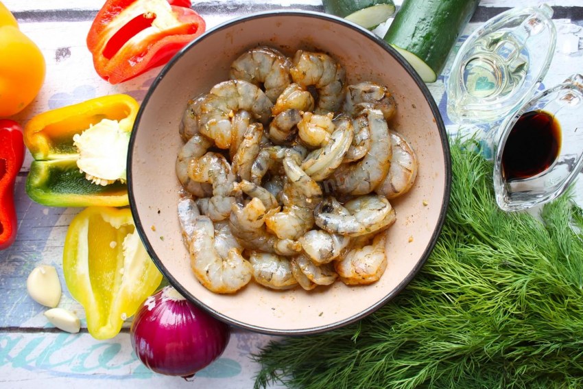 Жареные креветки с овощами