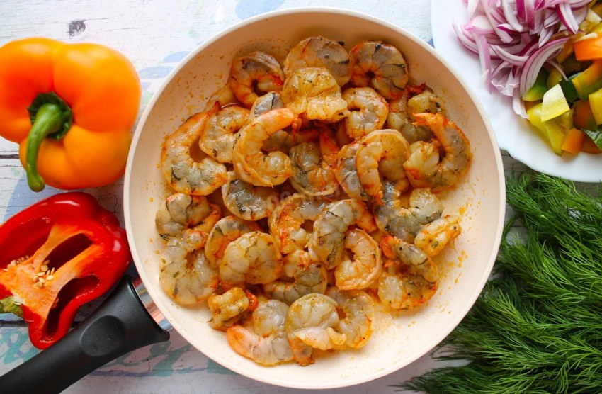 Креветки с овощами