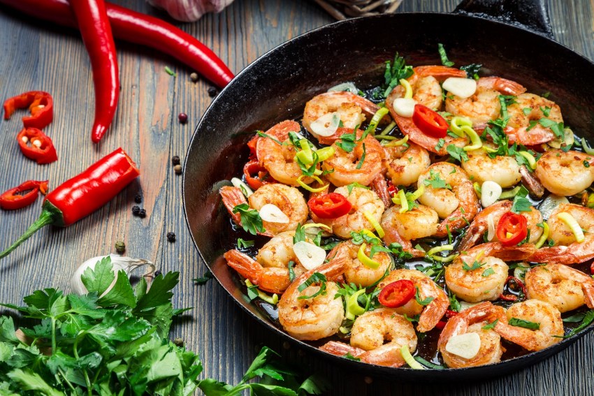 Жареные креветки с овощами