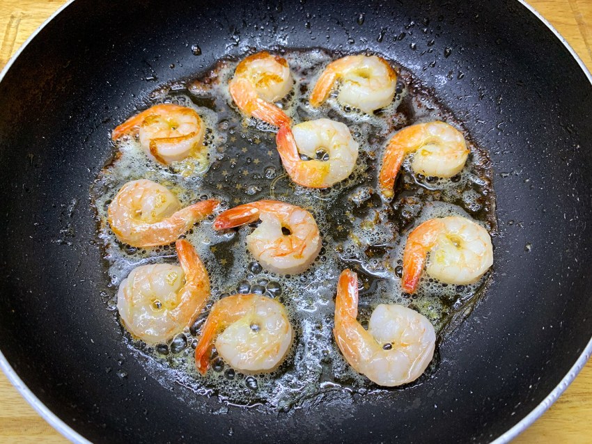 Куриное филе с овощами на сковороде