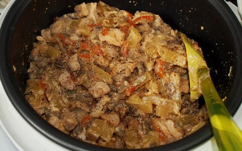 Мясо с черносливом тушеное на сковороде